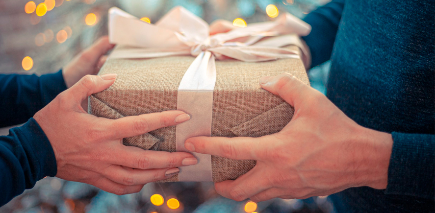 ¿Por que es necesario obsequiar regalos navideños?