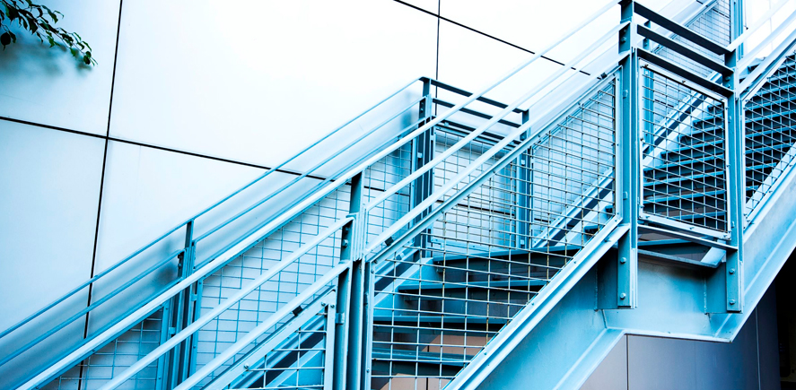 El acero más utilizado en las escaleras industriales