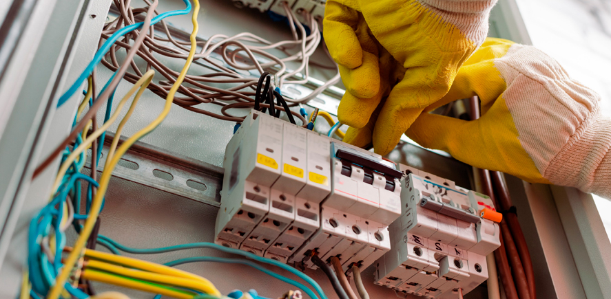 7 beneficios de contratar a un electricista profesional