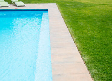 Elegancia y durabilidad: las piscinas de fibra que transformarán tu espacio exterior