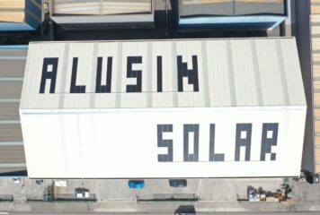 Bikote Solar realiza una instalación de paneles solares que se leen a vista aérea