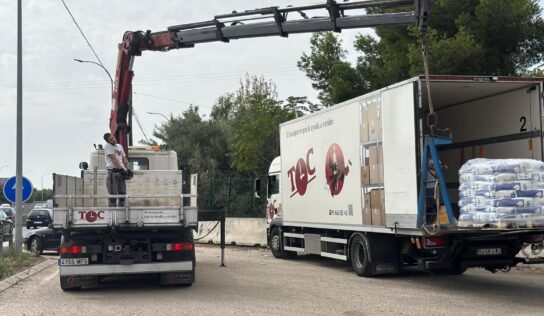 TOP COURIER consolida su experiencia en el transporte con camión grúa para mercancías pesadas