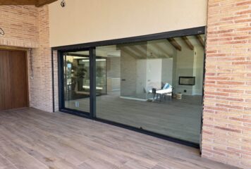 Las ventanas de aluminio de Carpintería Metálica Villanueva ayudan a maximizar la luz natural durante el invierno