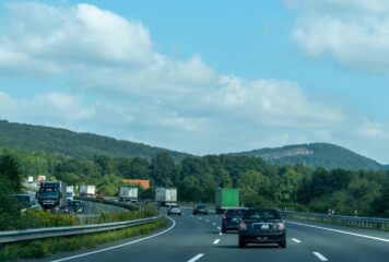 El envejecido parque móvil y las deficiencias en las infraestructuras reabren el debate sobre la seguridad vial en la época del año con más desplazamientos, según SMA Road Safety