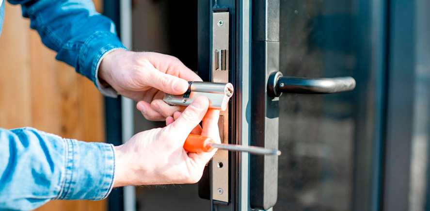 Instalación o mejora de seguridad asociada a la apertura de puertas