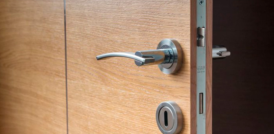 Cerraduras reforzadas y puertas especializadas