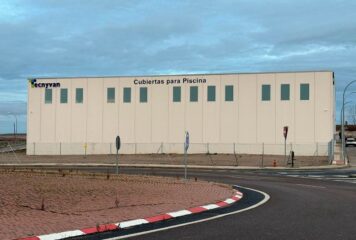Tecnyvan inicia producción en su nueva fábrica de cubiertas para piscinas en Salamanca