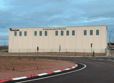 Tecnyvan inicia producción en su nueva fábrica de cubiertas para piscinas en Salamanca